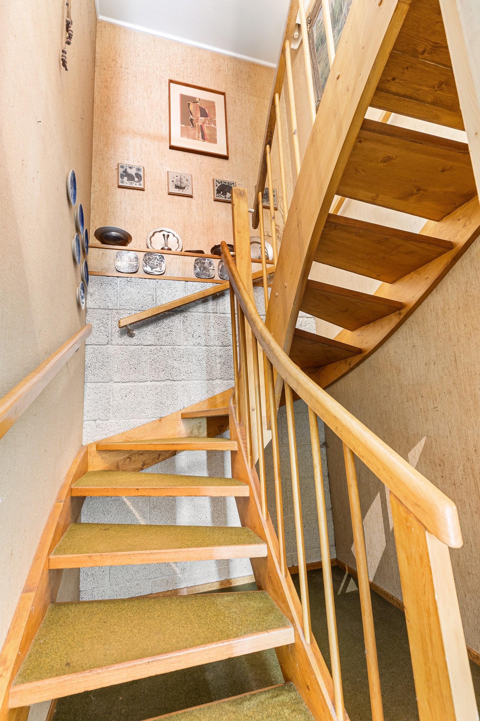 U-etg_trappTrapp og rekkeverk av tre. Teppebelagte trinn. Galleribilde