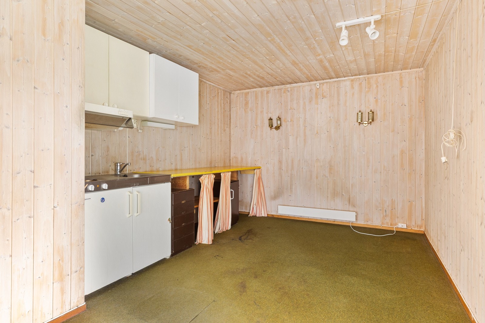 Hybelkjøkken fra ukjkent årstall med glatte fronter. Benkepplate va laminar og oppvaskkum av rustfritt stål. Galleribilde