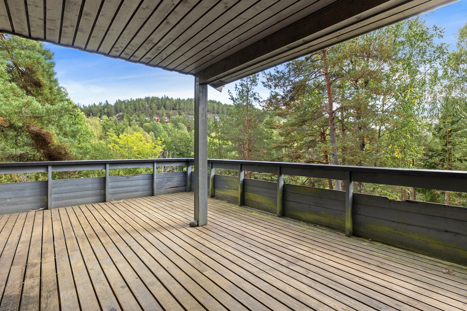 Boligen har en romslig delvis overbygget veranda med god plass til sittegruppe og spiseplass. Galleribilde