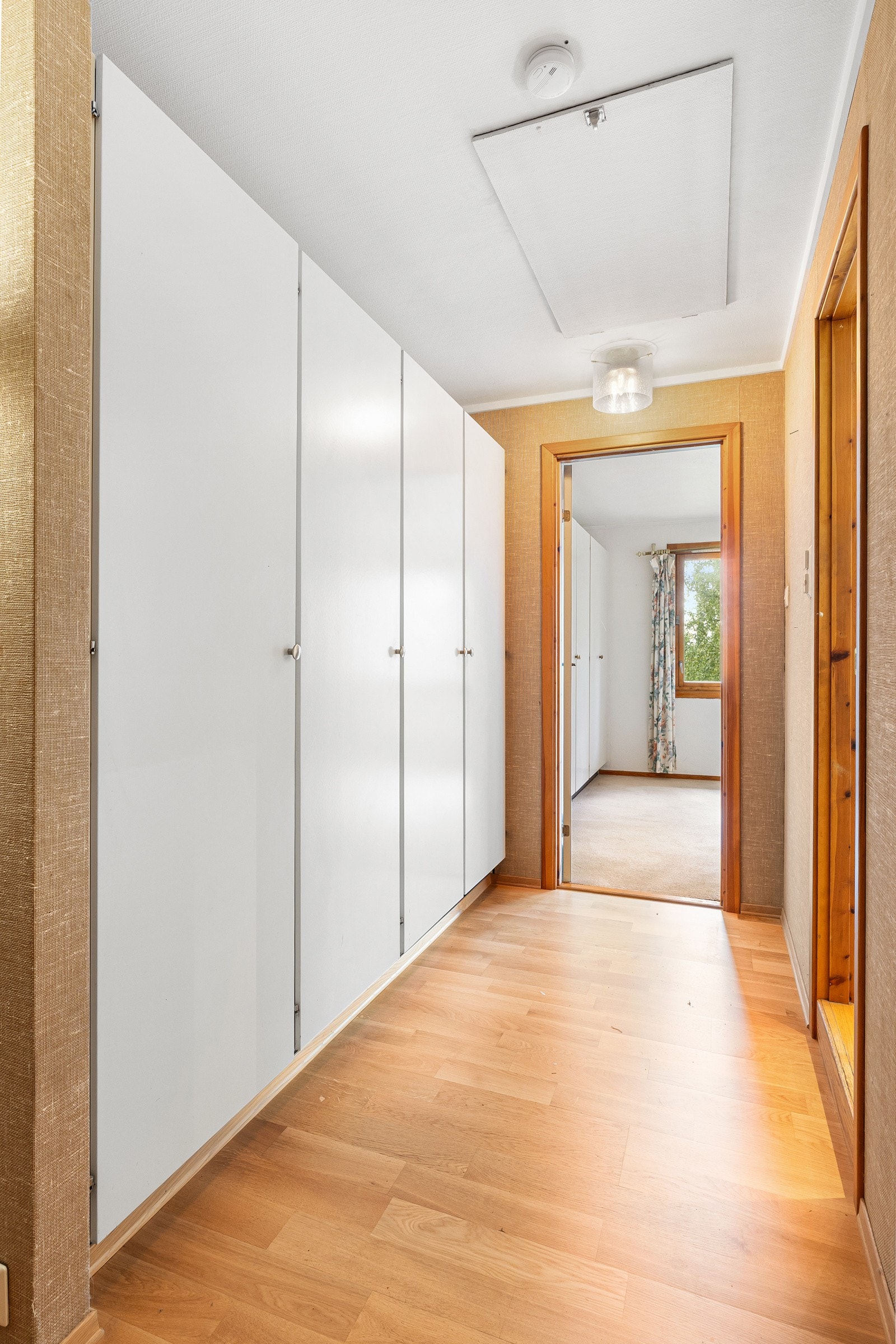 Entre med romslig garderobe. Galleribilde