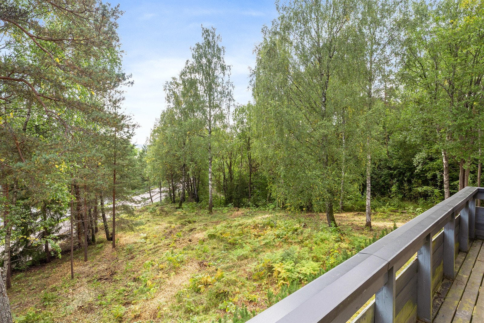 Utsikt til hafen. Boligen har stor tomt på over 2 mål. Galleribilde