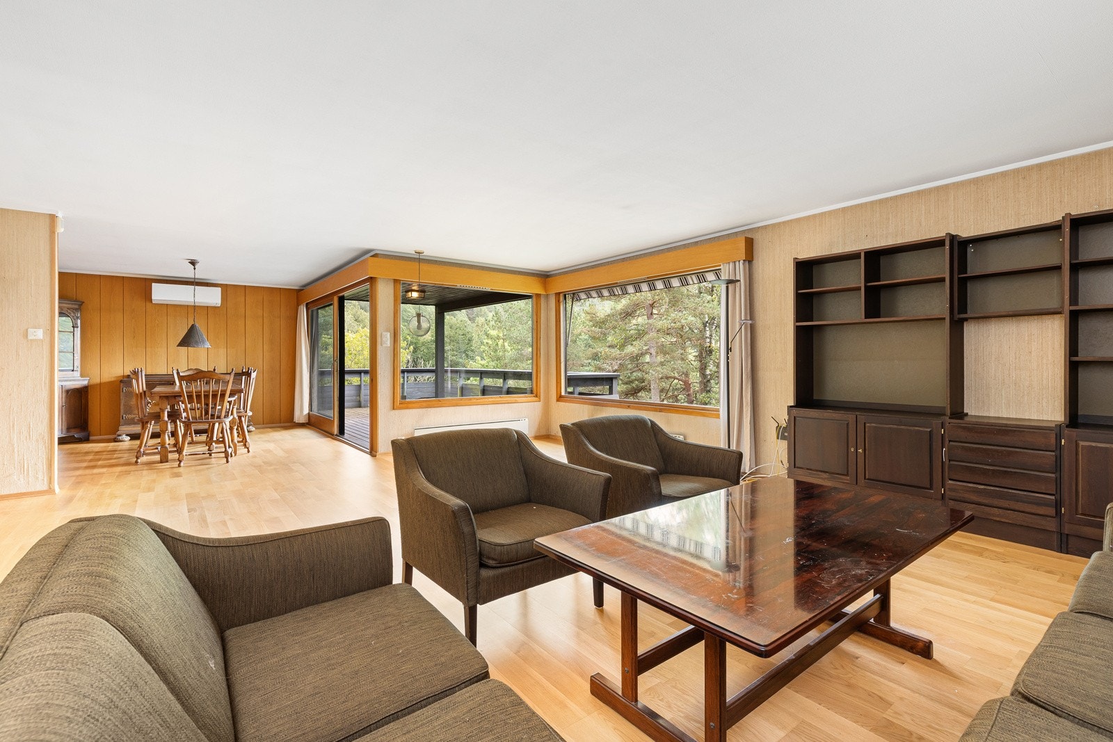 Store vindusflater gir mye naturlig lys. Galleribilde