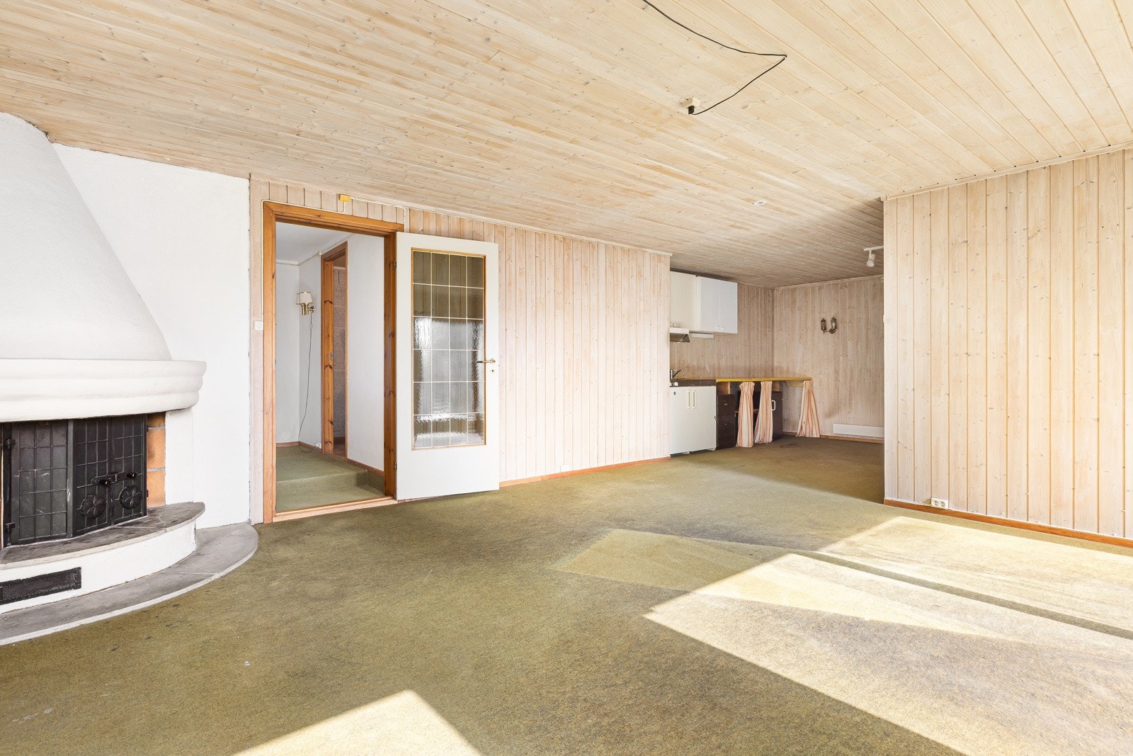 Pipe fra byggeår. Peis i malte murkonstruksjoner med peisinnsats av støpejern. Galleribilde