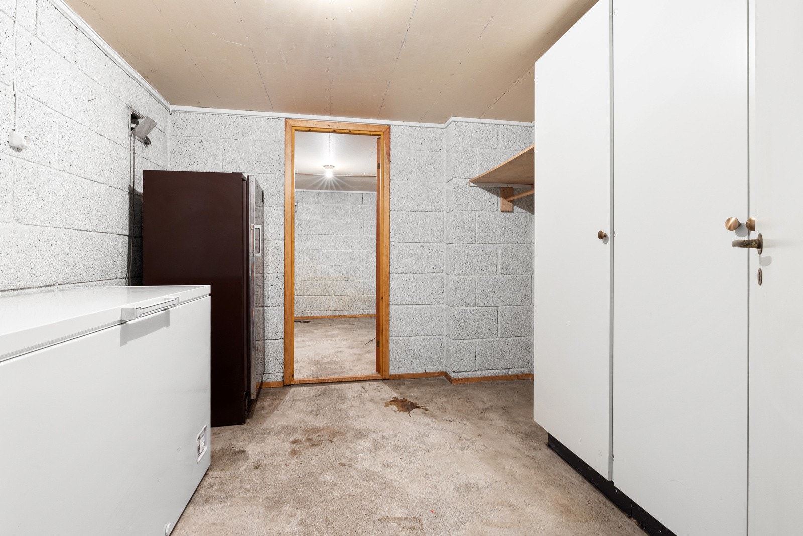 Romslig bod. Galleribilde