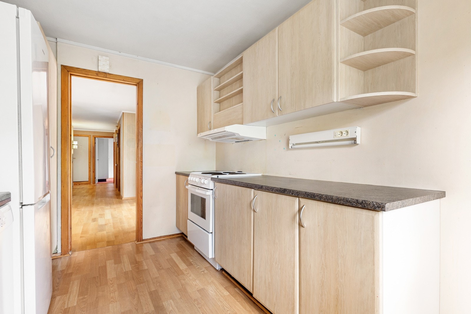 Benkeskapbelysning og stikkontakter. Ventilator med mekanisk avtrekk. Galleribilde