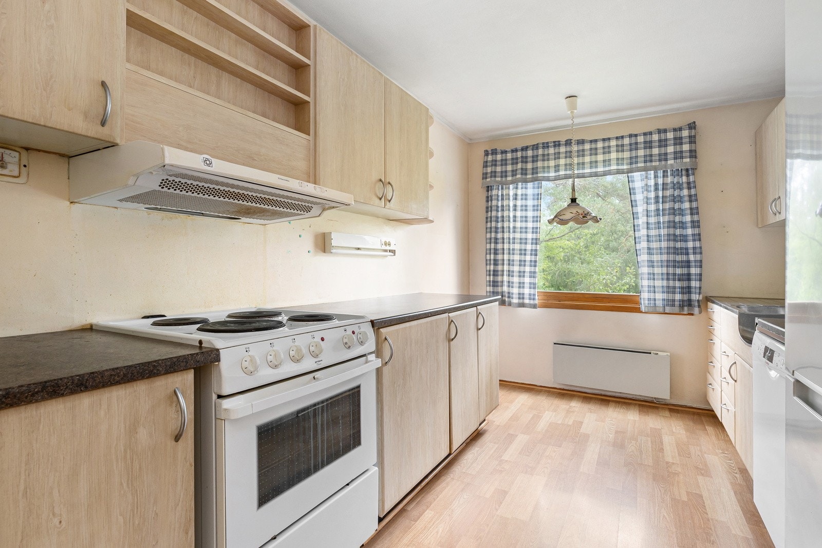 Kjøkkeninnredning fra ukjent årstall med glatte fronter. Benkeplater av laminat. Oppvaskkum av rustfritt stål med to-greps armatur. Fliser på vegg over oppvaskbenk. Galleribilde