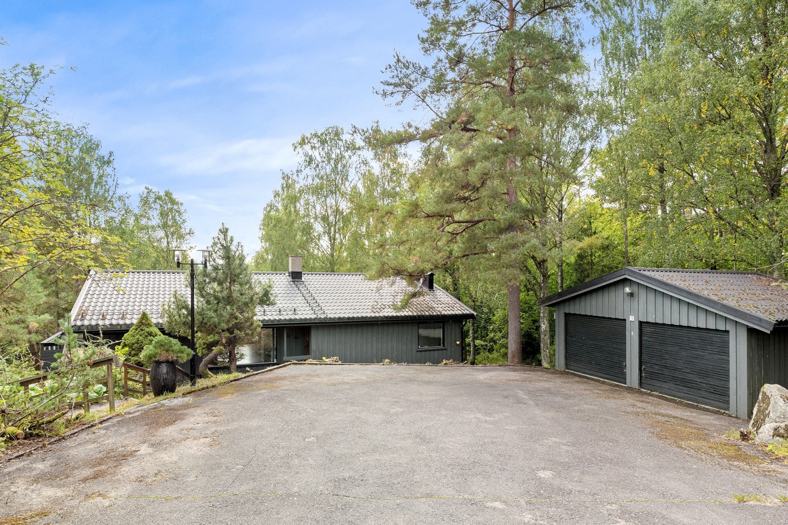 Eiendommen har romslig gårdsplass og dobbel garasje Galleribilde