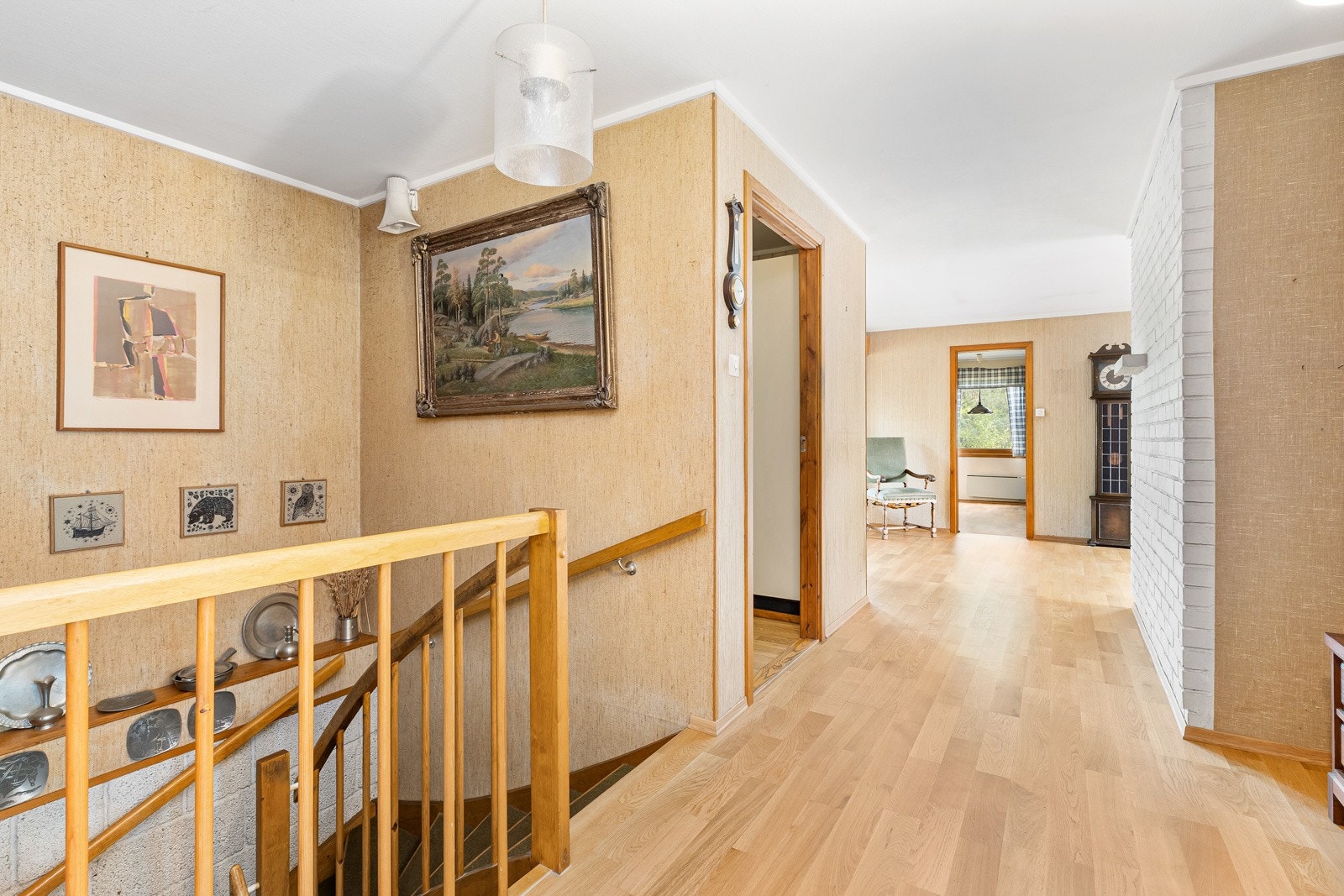 Mellomgang med trapp mellom etsasjene. Galleribilde