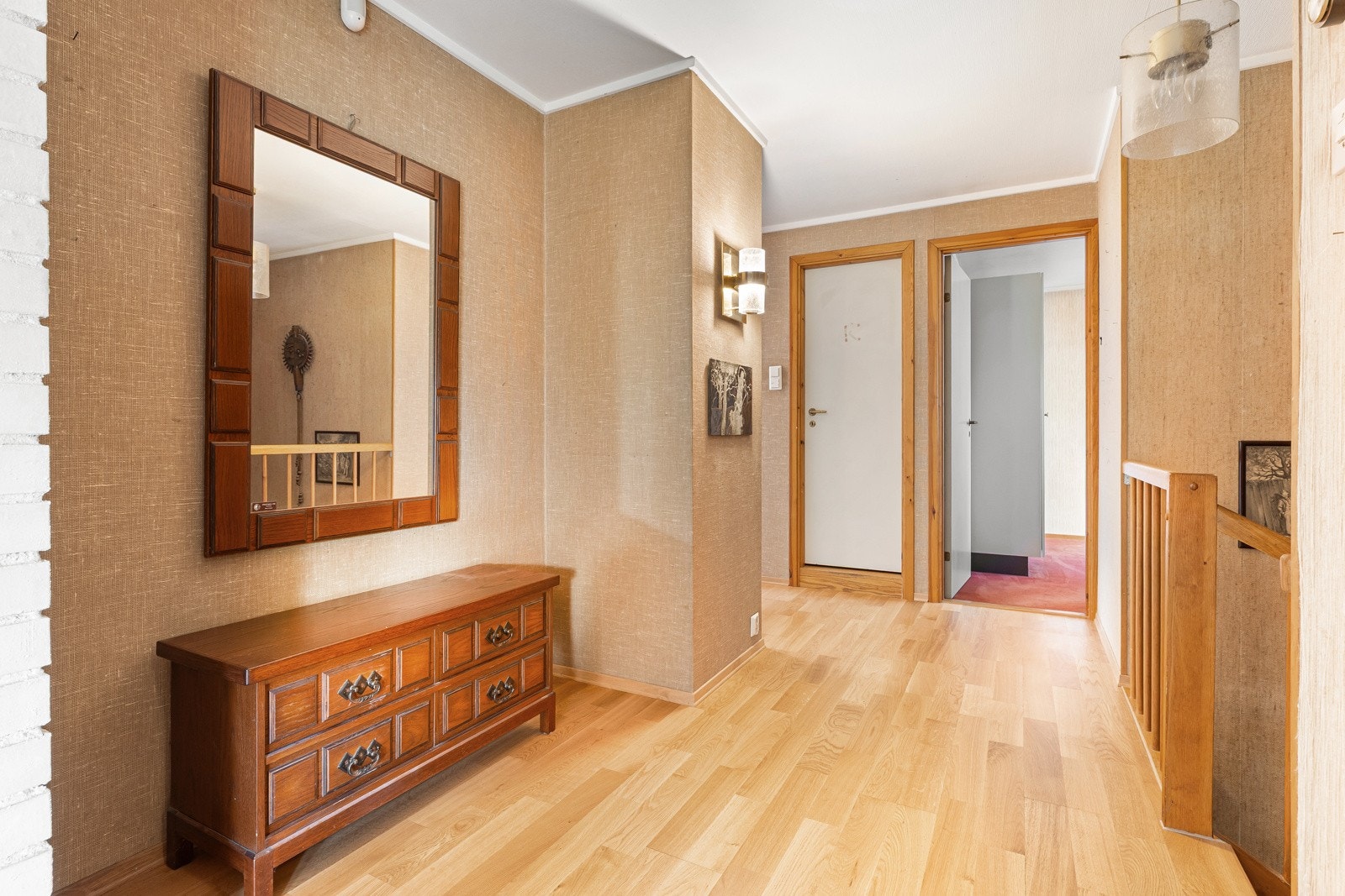 Romslig mellomgang. Galleribilde