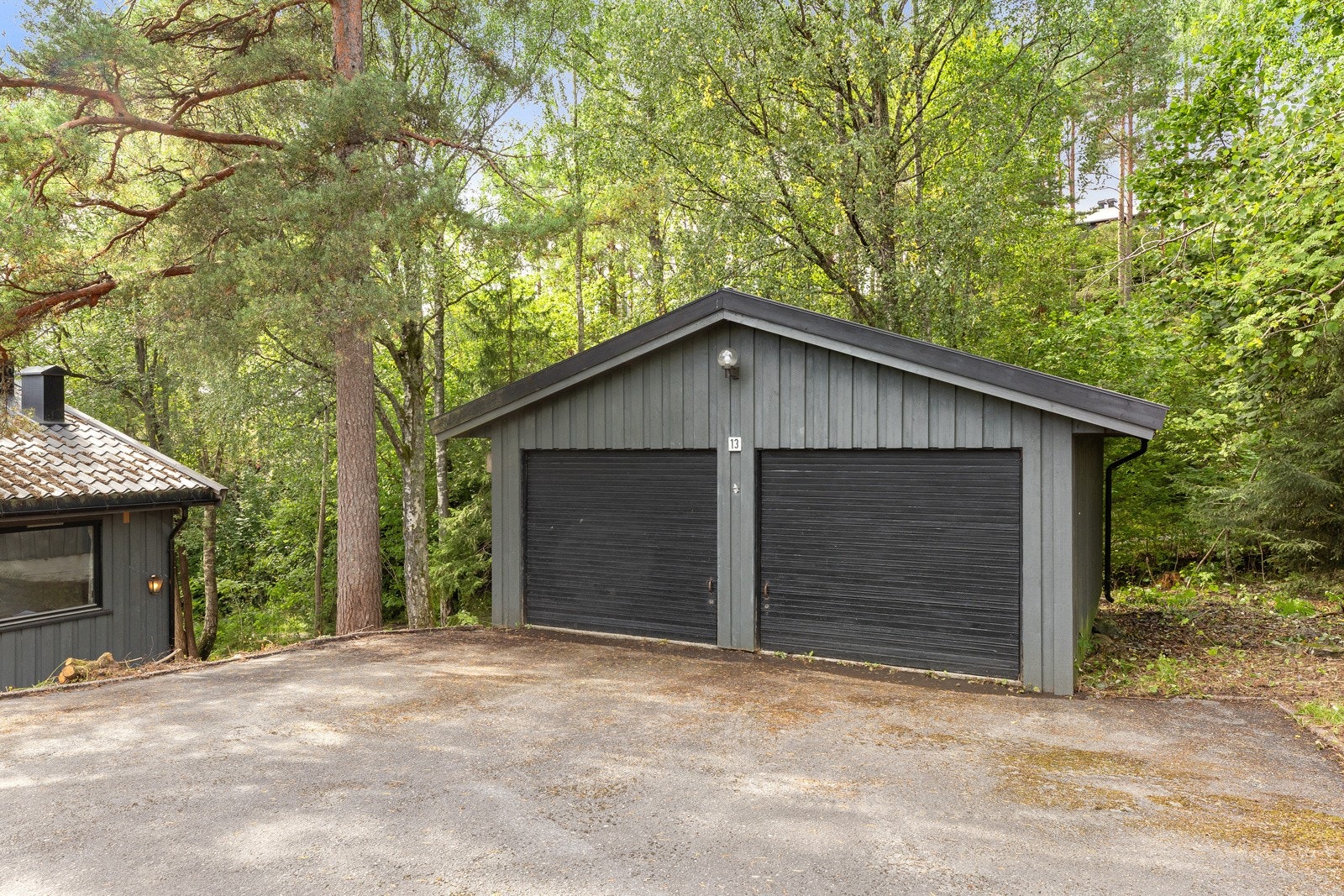 Boligen har dobbelgarasje på ca 36 m2 med vippeporter og belysning. Galleribilde