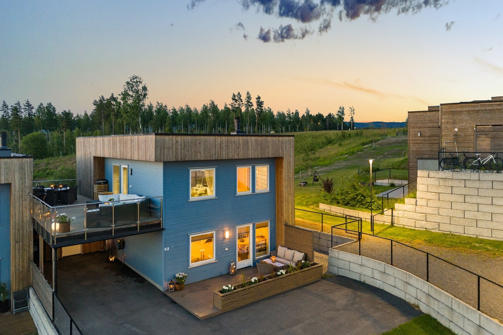 Nummer 37 ligger fint til i ytterkant av feltet med utsyn mot beroligende grøntarealer. Via carporten er det passasje til terrassen på baksiden. Galleribilde