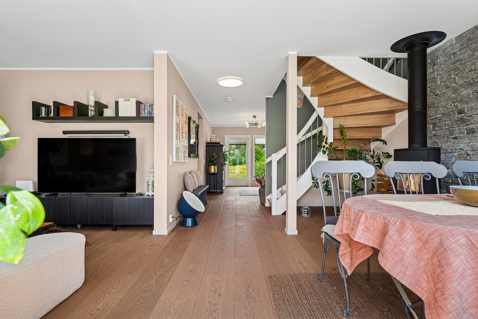 Stuen mot kjøkkenet. Overflatene har en fargesammensetning som skaper en særdeles lun og varm atmosfære innendørs. Galleribilde