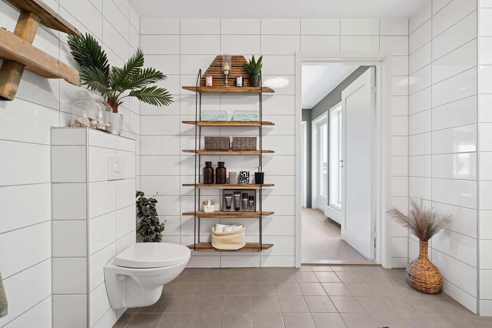 Romslig bad/wc med varmekabler. Galleribilde