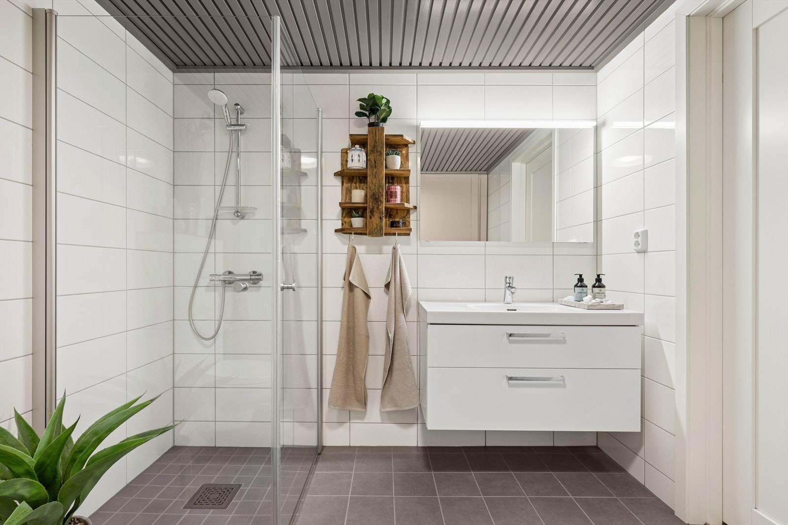 Bad/wc/vaskerom med innredning fra Svedbergs. Legg også merke til spile-himlingen som sørger for god akustikk i rommet. Galleribilde