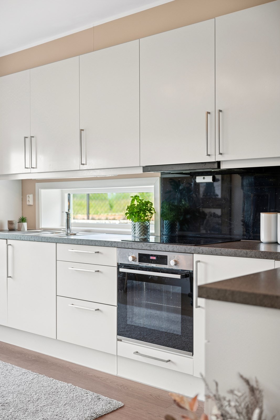 Tidløs kjøkkeninnredning fra HTH. Galleribilde