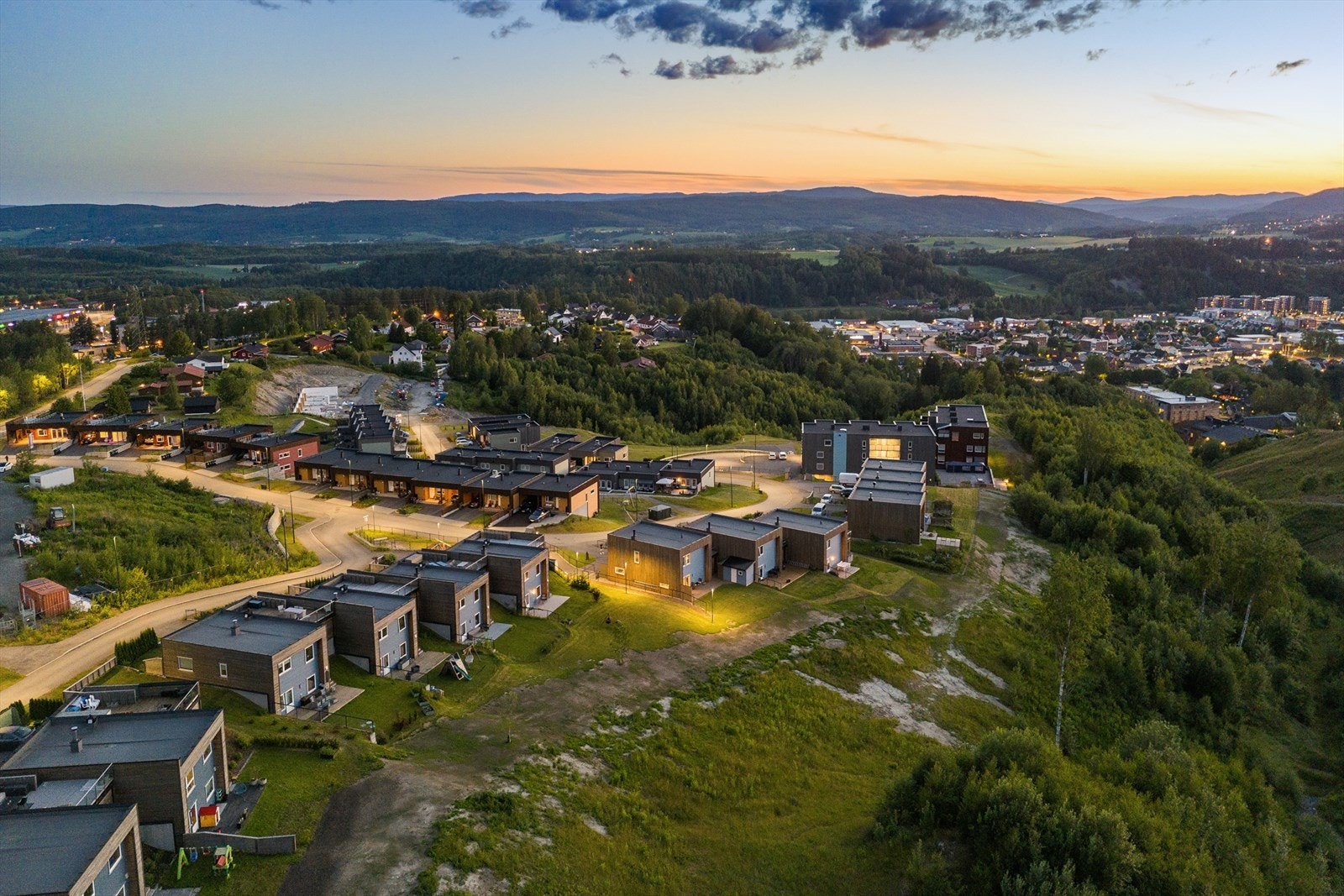 På feltet er det både lekeplass og sosiale samlingspunkter for beboerne i Tanberglia. Galleribilde