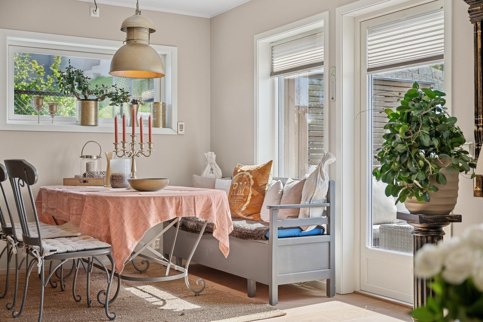 Fra stuen går du rett ut på terrassen. Galleribilde