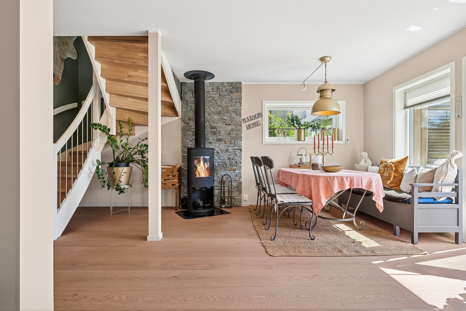 Stuen har et luftig preg med lekre overflater og store vindusflater. Galleribilde