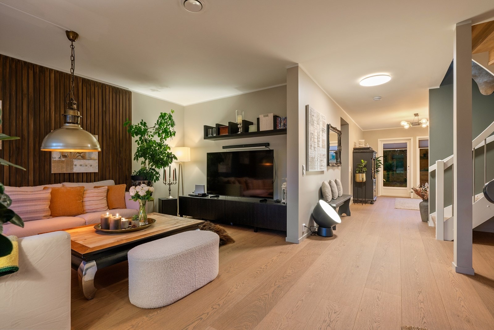 Kvelden er minst like koselig inne som ute. Det kan være godt å trekke inn når den kjølige natten kommer. Galleribilde