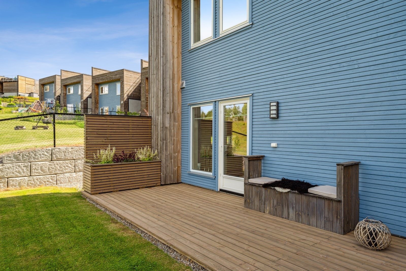 Morgenkaffen og dagens nyheter her..? Det er plenty av valgmuligheter om du vil oppholde deg utendørs. Denne terrassen er kjekk når solen steker og du trenger en pause i skyggen. Galleribilde