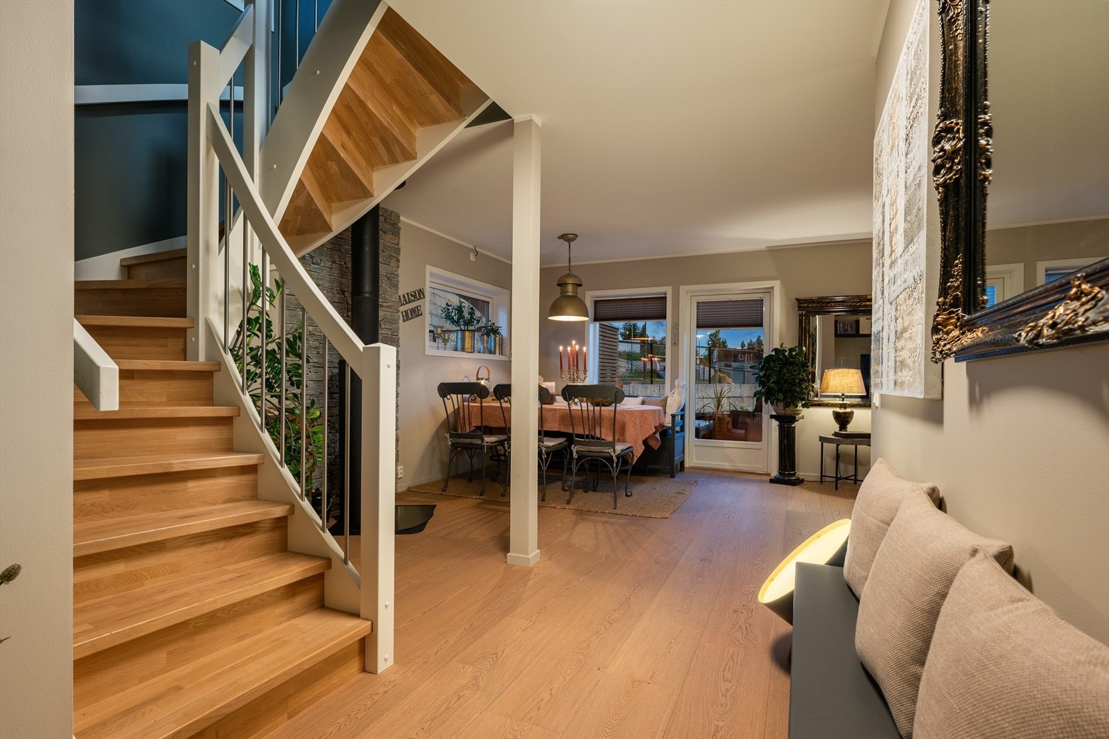 Mellom kjøkken og stue er det trappeløp til 2.etasje. Galleribilde