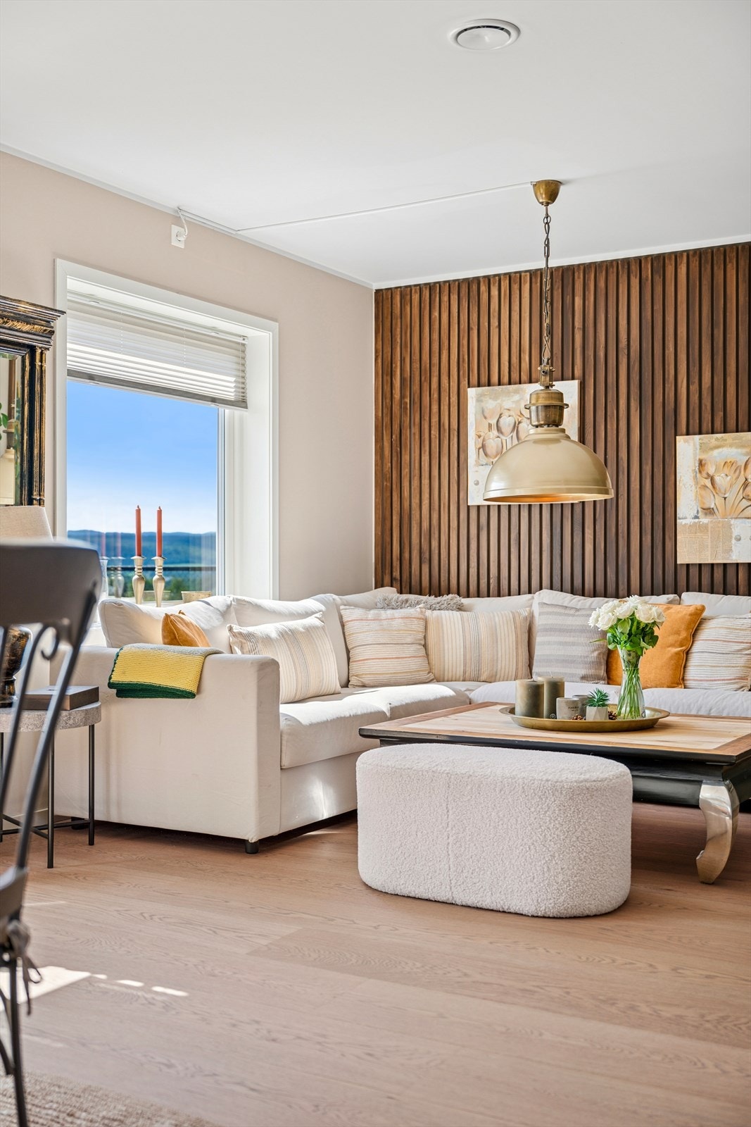 De lekre overflatene glir fint i hverandre, med et solid gulv av typen Ecowood Myk sand by Halvor Bakke, beiset spilevegg og glatte vegger i dus farge. Galleribilde