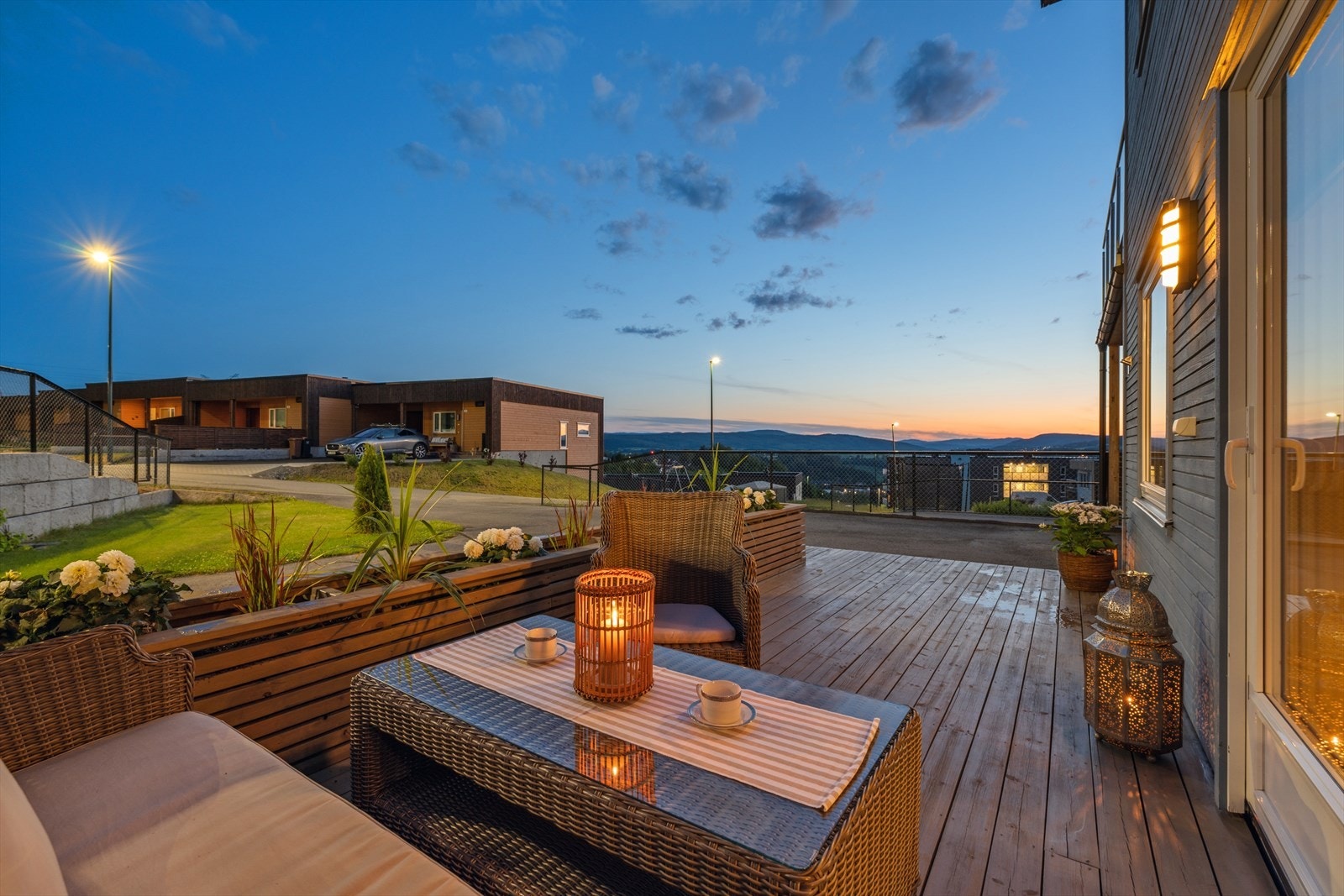 Det finnes knapt noe bedre enn lange sommerkvelder ute på terrassen. Galleribilde