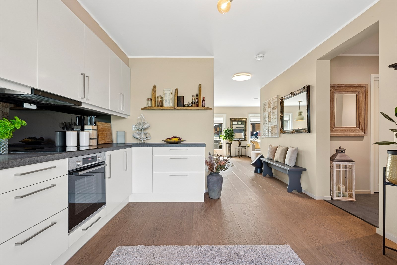 Kjøkkenet er utstyrt med integrerte hvitevarer hva Bosch. Galleribilde