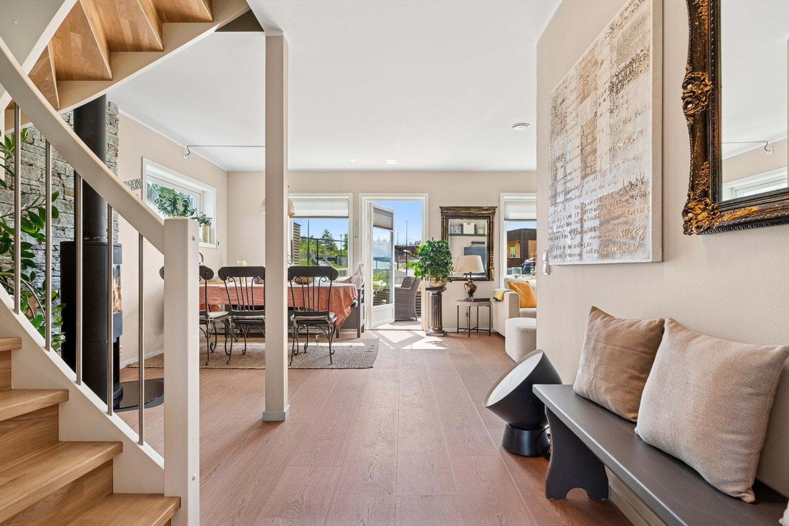 Stuen er et herlig oppholdssted med plass for spisestue og sofaoppsett. Takhøyden i 1.etasje er luftige 2,5 meter. Galleribilde