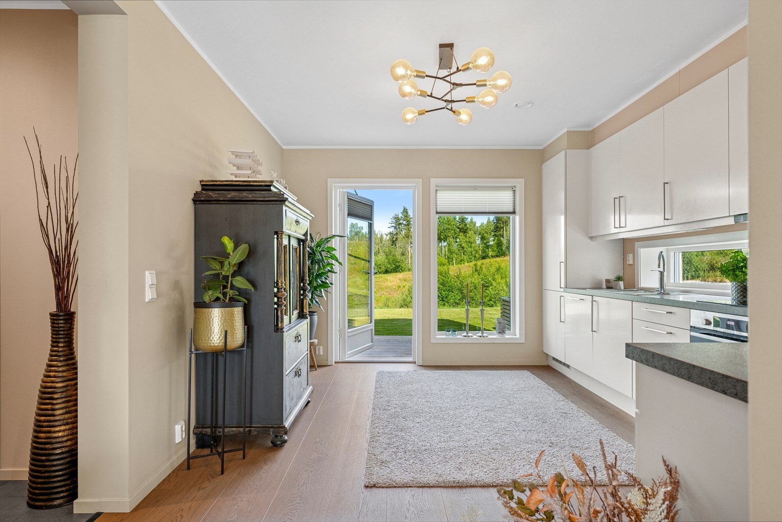 Fra kjøkkenet kan du ta med frokosten rett ut på terrassen å nyte en rolig start på dagen med fuglekvitter og morgensol. Galleribilde