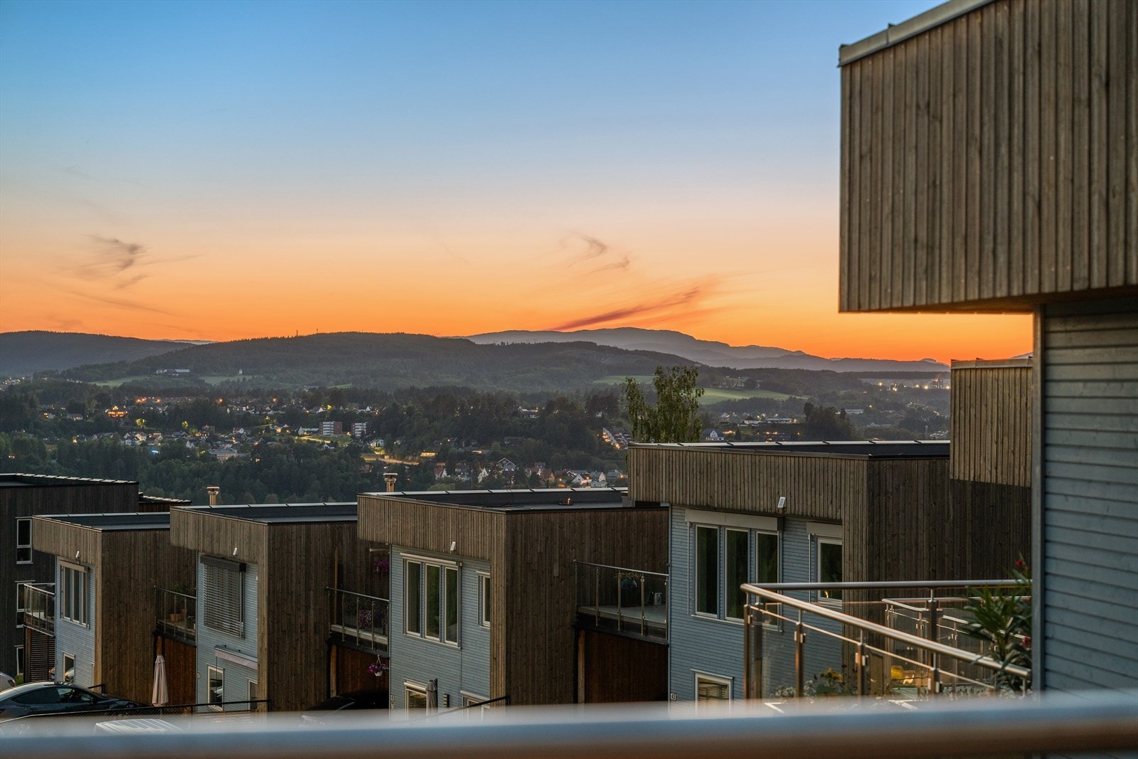 Solnedgangen er ubeskrivelig vakker! Den kan du nyte fra verandaen i 2.etasje. Galleribilde