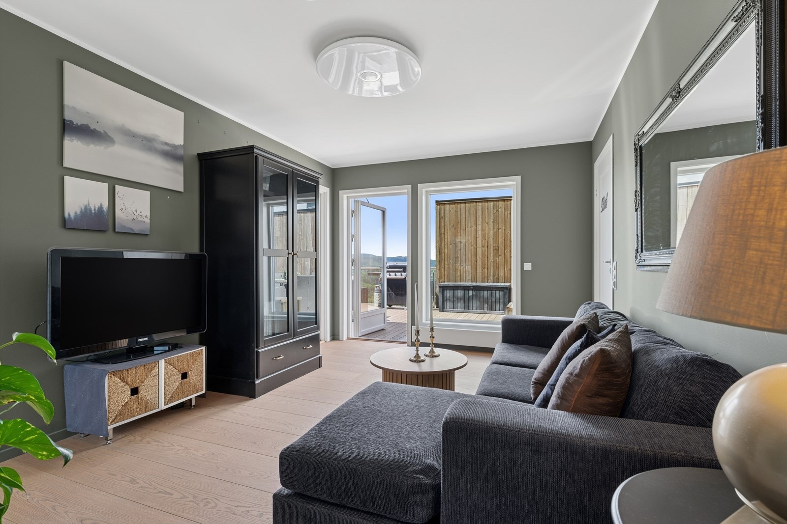 Fra TV-stuen kommer du ut på den fabelaktige verandaen som fort blir favorittplassen på sommeren. Galleribilde