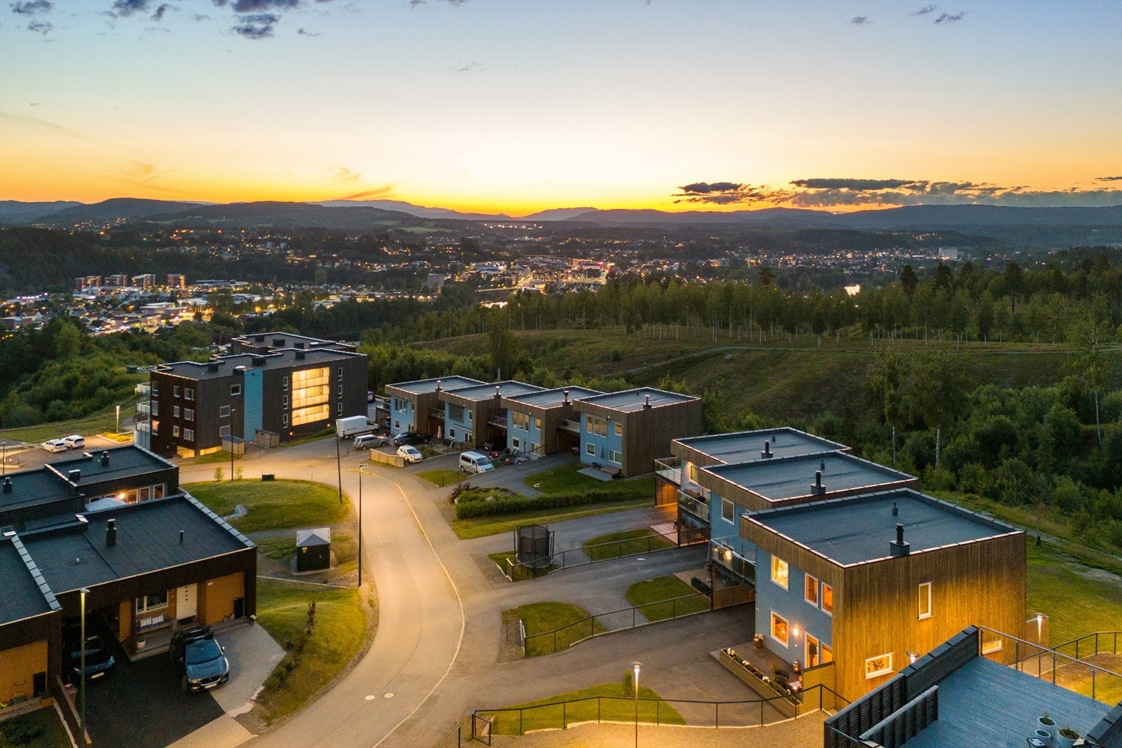 Et organisert og ryddig boligområde med perfekt beliggenhet for de som ønsker å bo nær byen i rolige omgivelser. Galleribilde