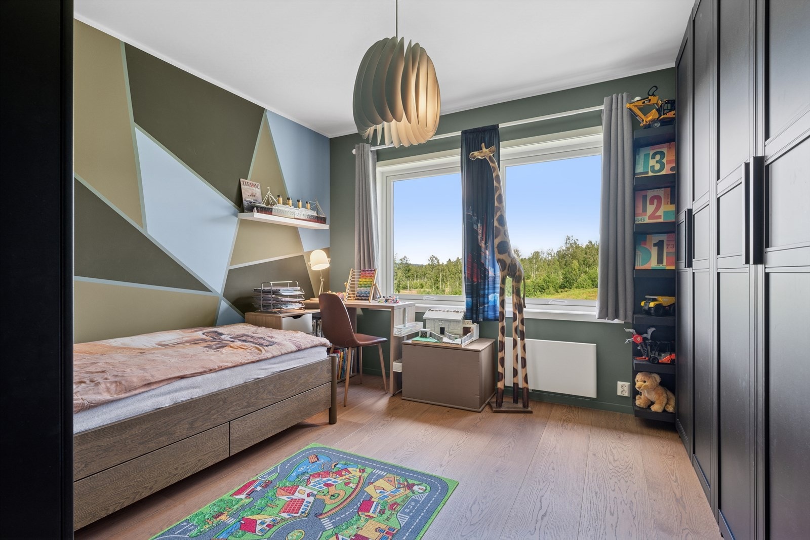 Soverom 3 med splitter nytt gulv av samme type som i øvrige rom. Dette gulvet er et herdet og slitesterkt tregulv som kan være en fordel på blant annet et barnerom som ofte blir godt brukt. Galleribilde