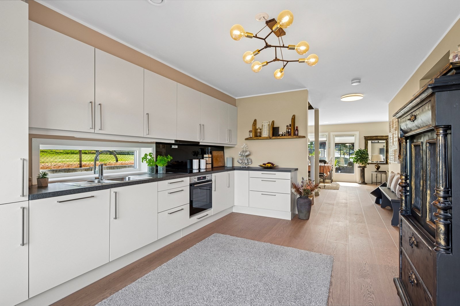 De integrerte hvitevarene består av kjøl/fryseskap, oppvaskmaskin, induksjonstopp og stekeovn. Galleribilde