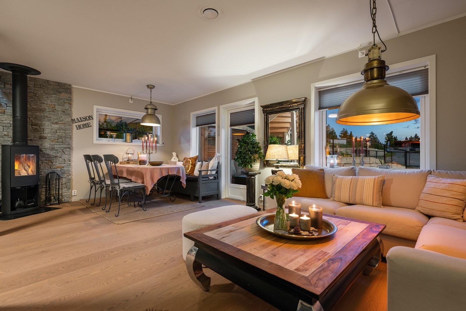 Kveldsstemningen er upåklagelig i stuen. Galleribilde