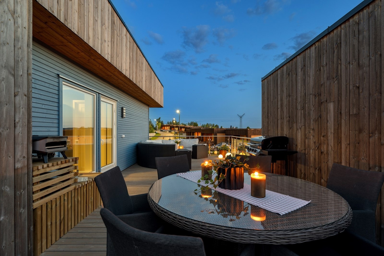 Sommerkveldene på denne verandaen kommer du utvilsomt til å elske! Lunt og skjermet uteområde med plass til både nær og kjær. Galleribilde