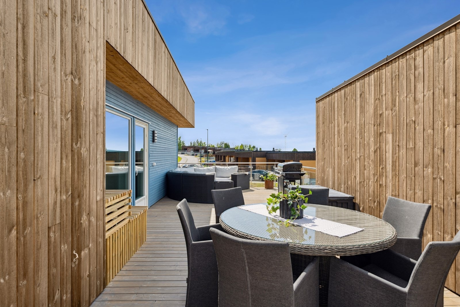 Verandaen i 2.etasje kommer virkelig til sin rett, både i sommerhalvåret og når været ellers tillater det. Galleribilde