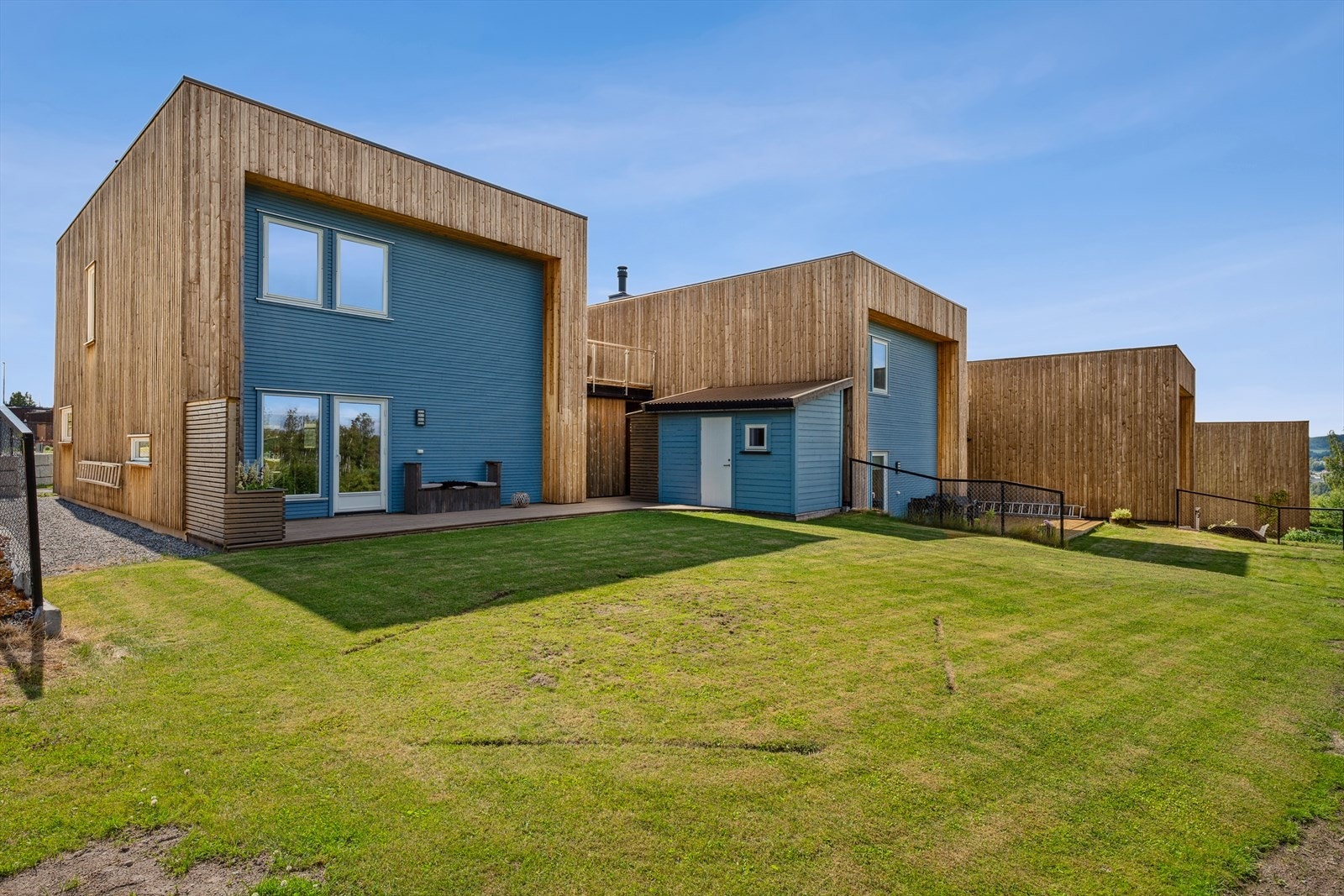 Det er satt opp en praktisk bod (6m2) som er perfekt for lagring av utemøbler og annet som trenger og oppbevares tørt. Galleribilde