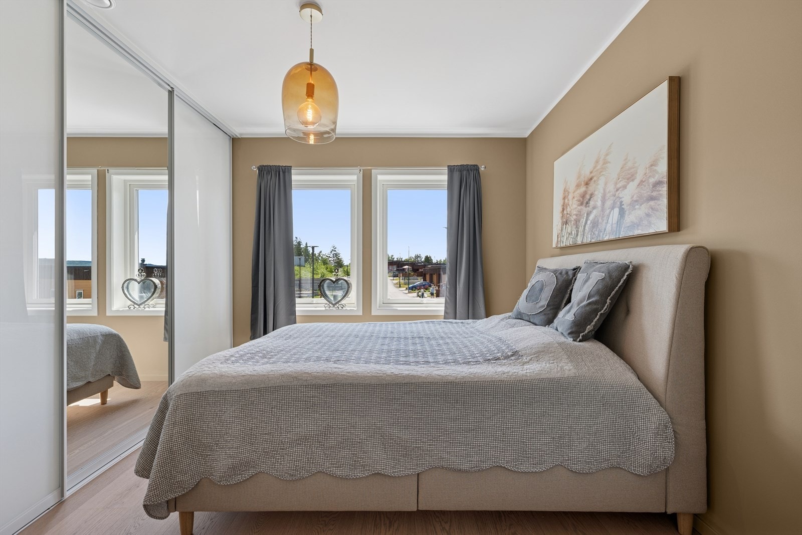 Hovedsoverom med en stor og godt utnyttet skyvedørsgarderobe. Galleribilde