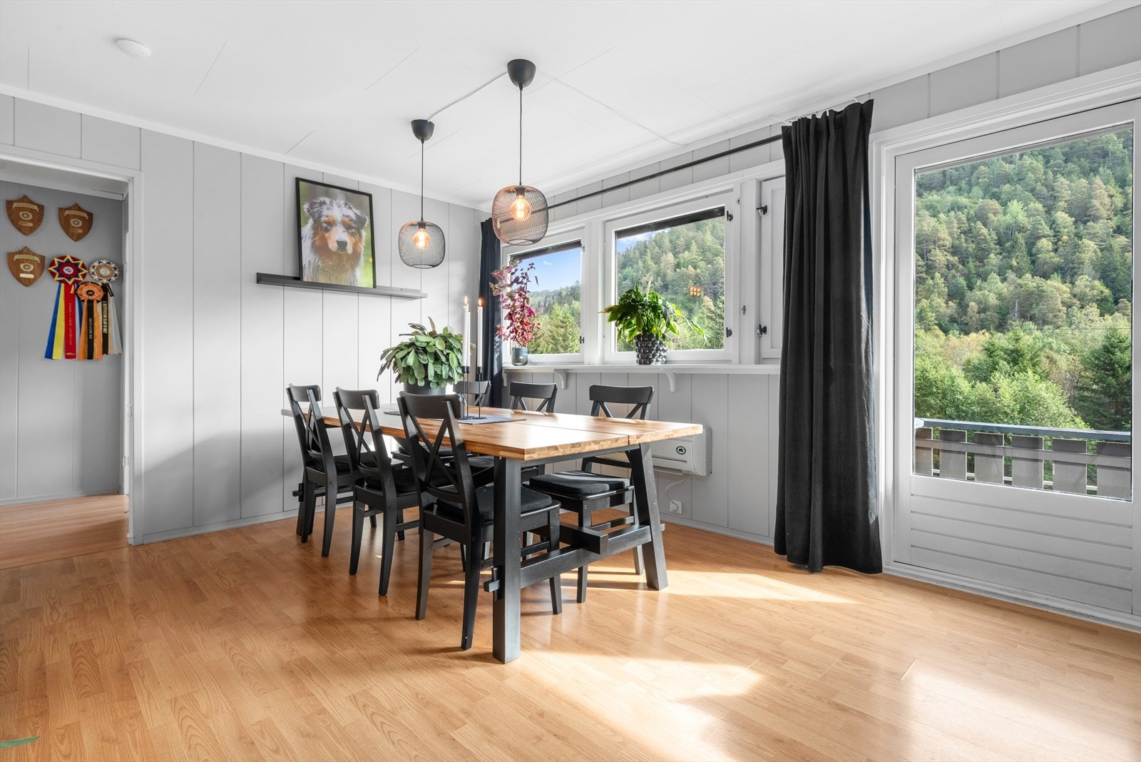 Boligen er utstyrt med varmepumpe for behagelig inneklima året rundt Galleribilde