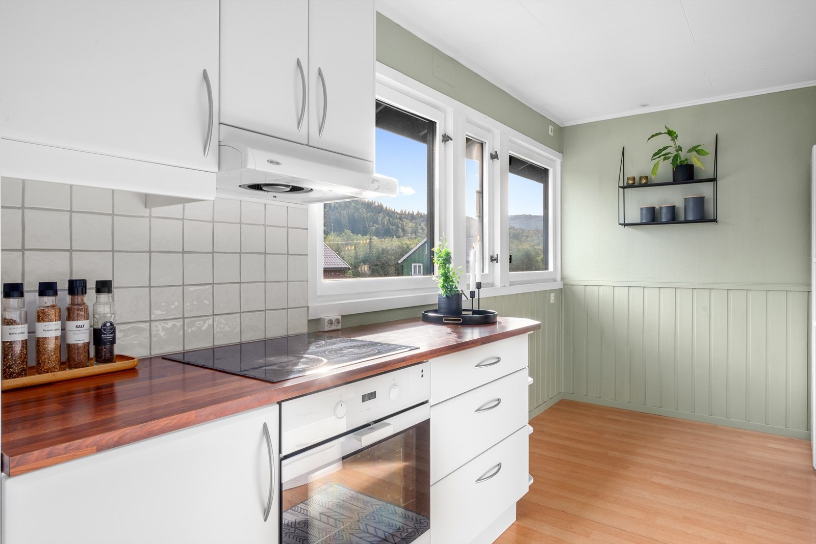 Kjøkkenet er praktisk adskilt fra stuen Galleribilde