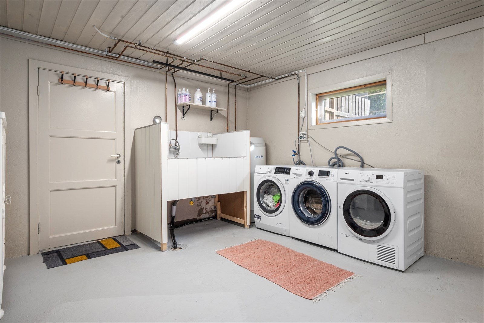 Perfekt rom for klesvask, god plass for smarte løsninger Galleribilde