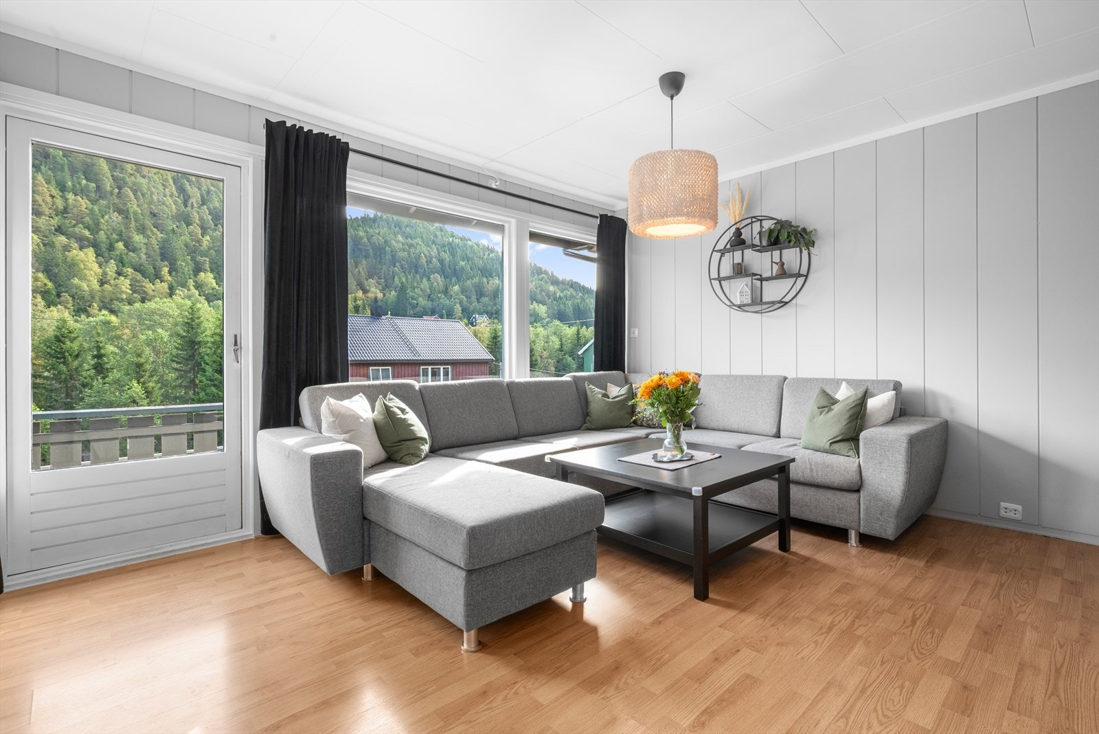 Utgang fra stue til stor veranda på hele 22 kvm, perfekt for sosiale sammenkomster Galleribilde