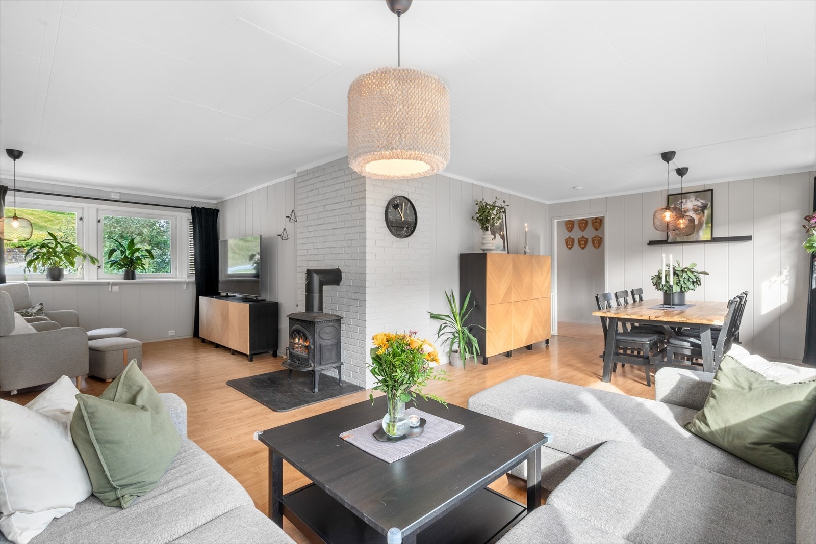 Den åpne løsningen er på hele 37 kvm, noe som skaper god plass til både sofa og spisegruppe Galleribilde