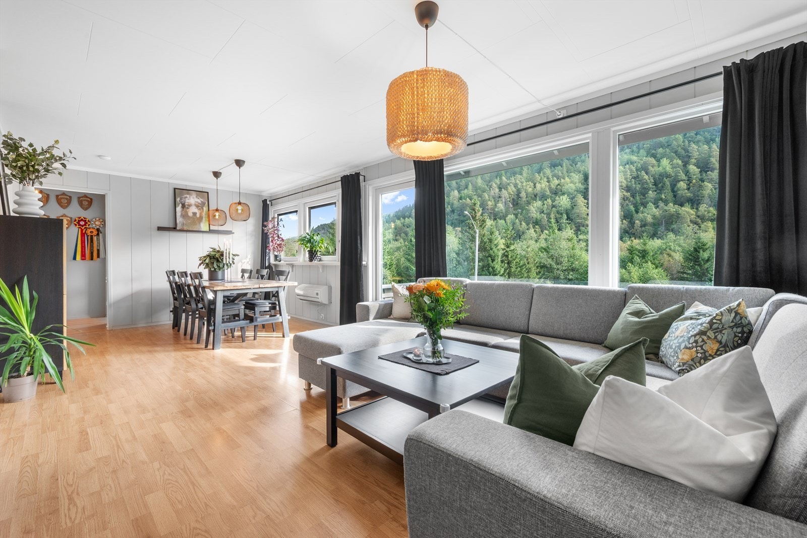 Stue med store vindusflater som slipper inn rikelig med naturlig lys Galleribilde