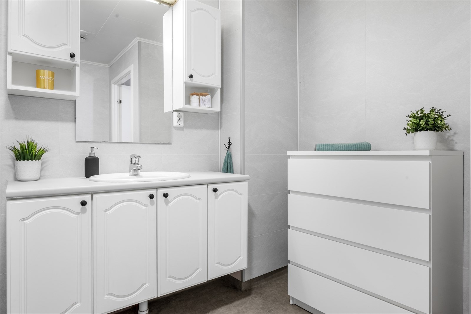 Lyst bad med praktisk innredning for hverdagskomfort Galleribilde