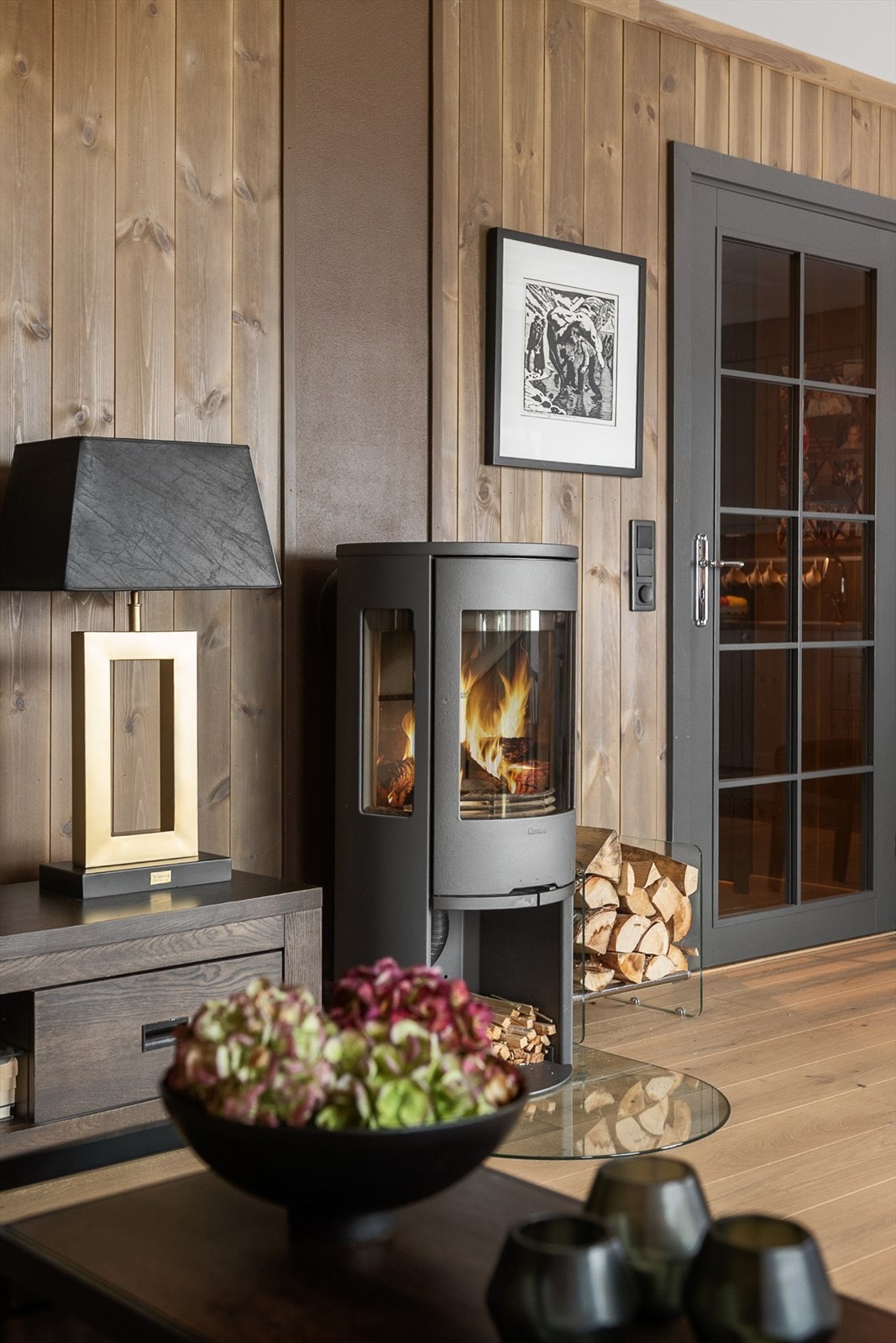 Med fyr i peisovnen som er montert i rommet, tilføres god varme. For øvrig vannbåren gulvvarme i oppholdsrommene. Galleribilde