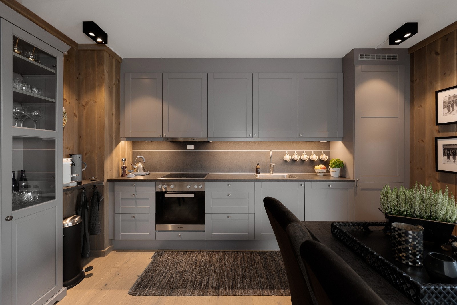 Smart hylleløsning hvor evt. kaffemaskinen kan plasseres. Galleribilde