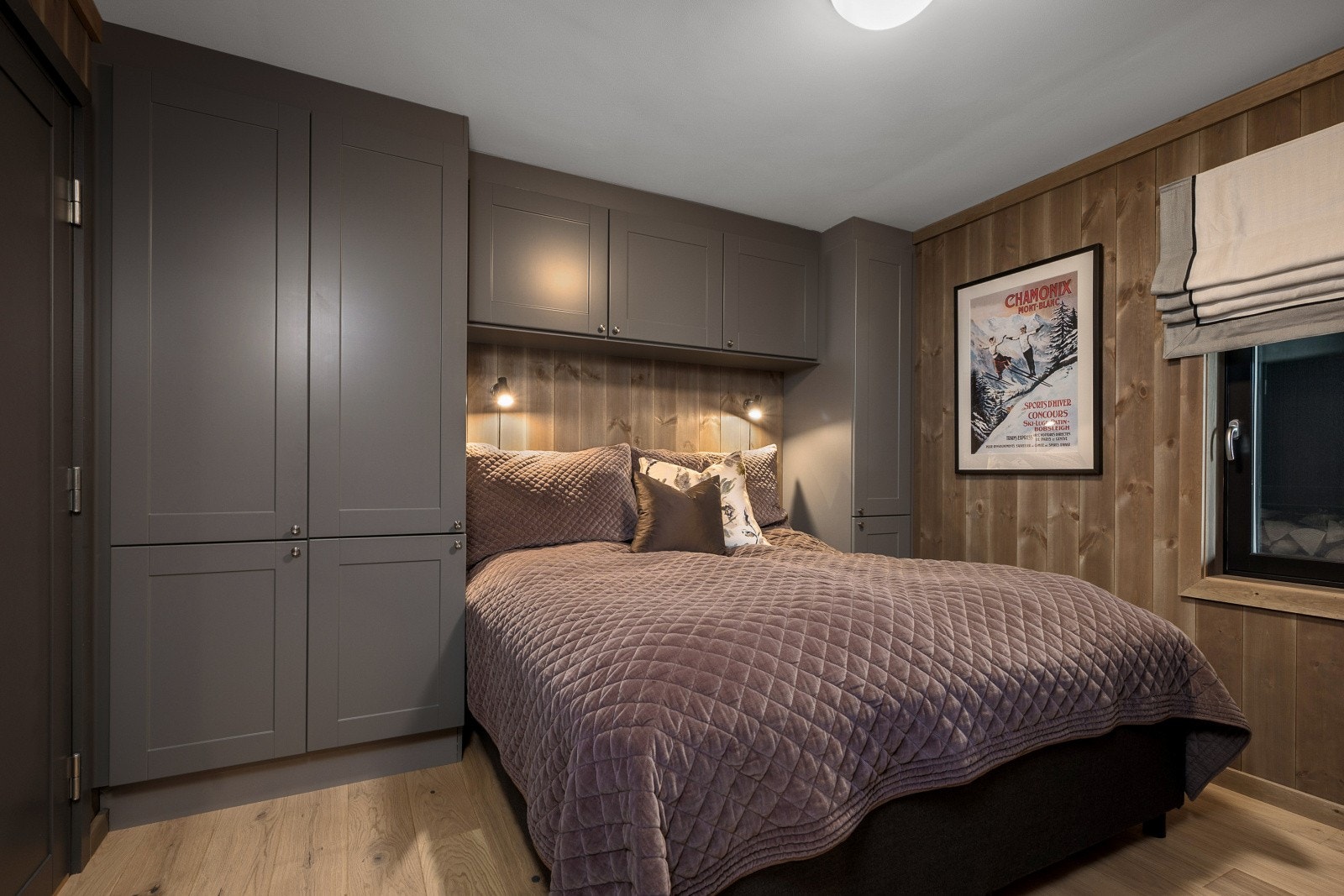 Leiligheten inneholder 2 gode soverom hvor det er møblert med hhv. dobbelseng og familiekøye. Galleribilde